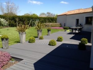 Pose d'une terrasse en bois composite par la menuiserie Merlet Luc en aménagement extérieur