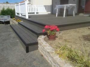 Escaliers et terrasse en bois par la menuiserie Merlet Luc en aménagement extérieur